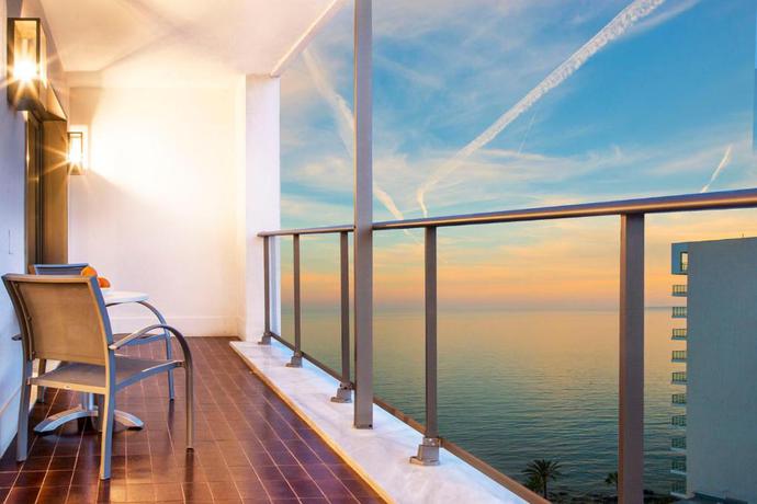 Imagen de los exteriores del Hotel Estival Torrequebrada. Foto 16