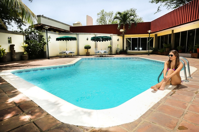 Imagen de la piscina del Hotel Estrella. Foto 15