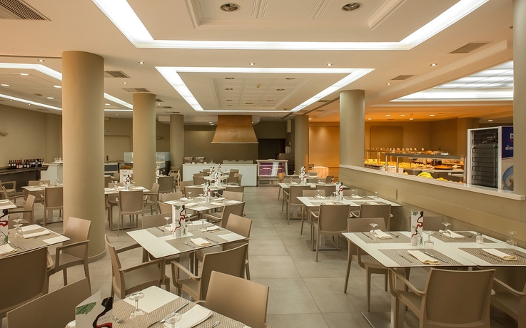 Imagen del bar/restaurante del Hotel Estudios RH Vinaros. Foto 3