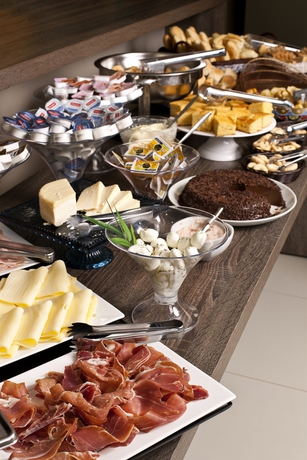 Imagen del bar/restaurante del Hotel Esuites Spa Lagoa Santa. Foto 2