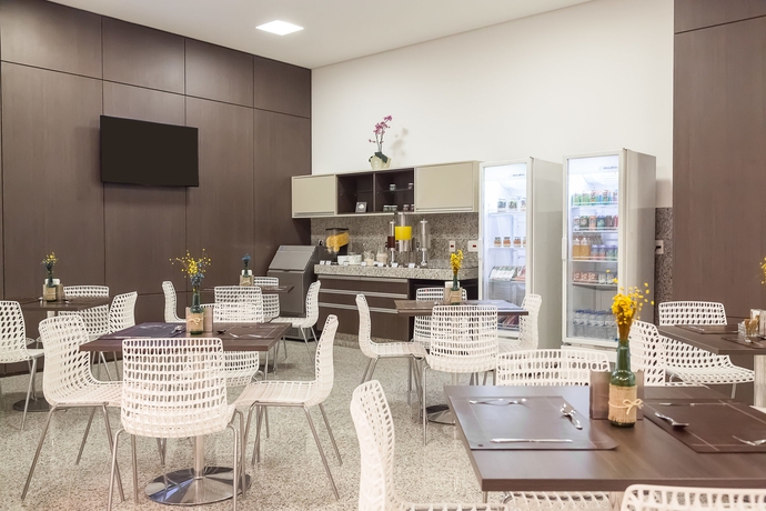 Imagen del bar/restaurante del Hotel Esuites Virginia Luxemburgo Bh. Foto 5