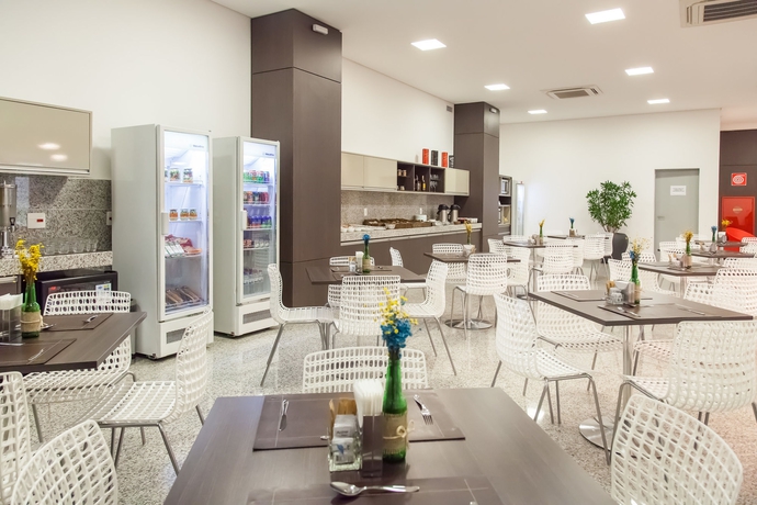 Imagen del bar/restaurante del Hotel Esuites Virginia Luxemburgo Bh. Foto 6