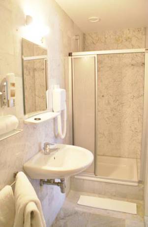 Imagen de la habitación del Hotel Et Le Caf&eacute; De Paris. Foto 2