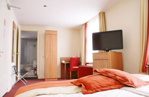 Imagen de la habitación del Hotel Et Le Caf&eacute; De Paris. Foto 3