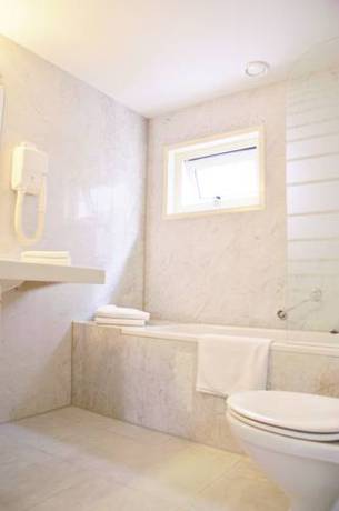 Imagen de la habitación del Hotel Et Le Caf&eacute; De Paris. Foto 4