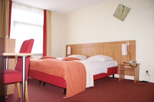 Imagen de la habitación del Hotel Et Le Caf&eacute; De Paris. Foto 6