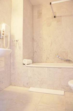 Imagen de la habitación del Hotel Et Le Caf&eacute; De Paris. Foto 7