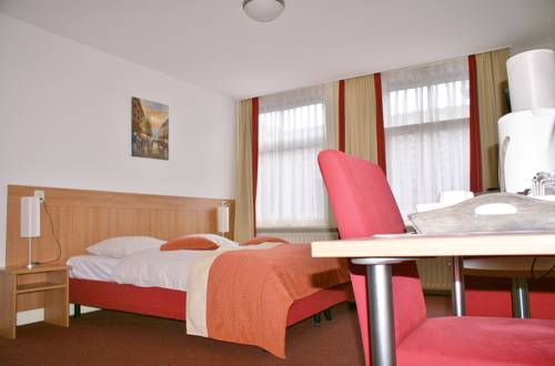 Imagen de la habitación del Hotel Et Le Caf&eacute; De Paris. Foto 8