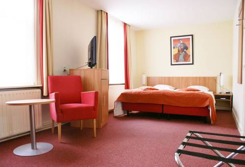 Imagen de la habitación del Hotel Et Le Caf&eacute; De Paris. Foto 10