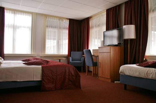 Imagen de la habitación del Hotel Et Le Caf&eacute; De Paris. Foto 15