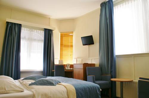 Imagen de la habitación del Hotel Et Le Caf&eacute; De Paris. Foto 16