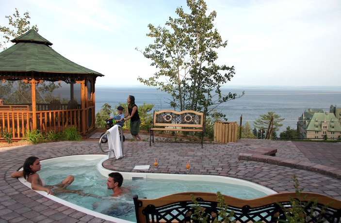 Imagen de la piscina del Hotel Et Pavillons Le Petit Manoir Du Casino. Foto 14