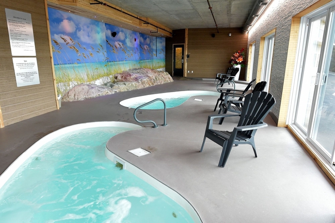 Imagen de la piscina del Hotel Et Pavillons Le Petit Manoir Du Casino. Foto 15