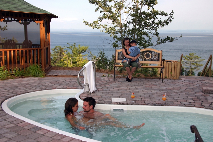 Imagen de la piscina del Hotel Et Pavillons Le Petit Manoir Du Casino. Foto 16