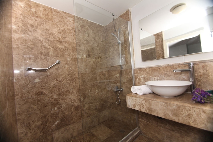 Imagen de la habitación del Hotel Etap Mola. Foto 19