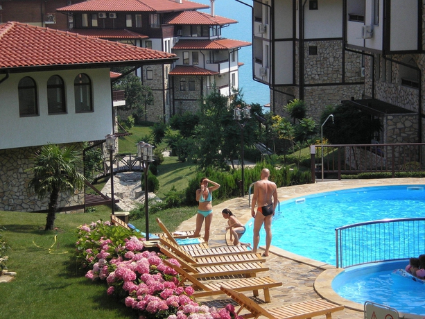 Imagen de la piscina del Hotel Etara Apartments. Foto 11