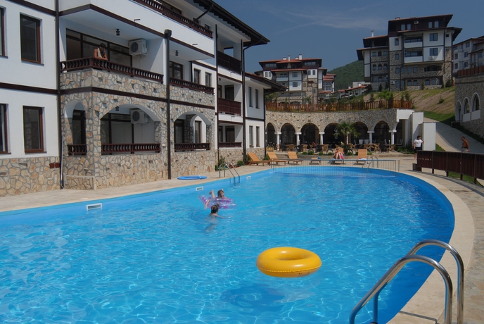 Imagen de la piscina del Hotel Etara Apartments. Foto 12
