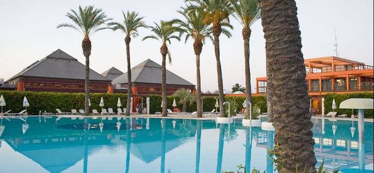 Imagen de la piscina del Hotel Ethra Reserve Valentino. Foto 11