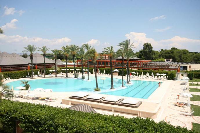 Imagen de la piscina del Hotel Ethra Reserve Valentino. Foto 14