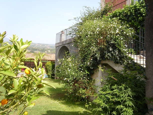 Imagen de los exteriores del Hotel Etna. Foto 7