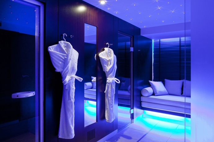 Imagen de la piscina del Hotel Etoile Maillot. Foto 16