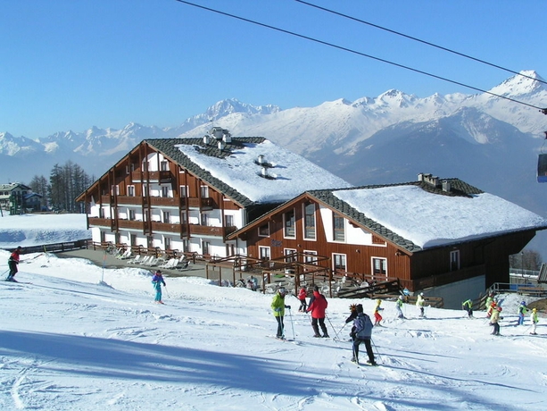 Imagen de los exteriores del Hotel Etoile de Neige, Pila. Foto 3