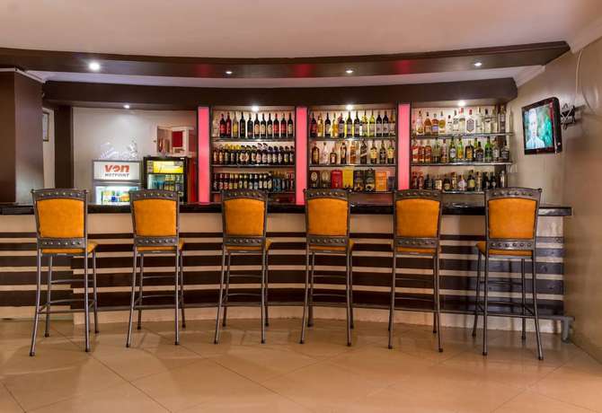 Imagen del bar/restaurante del Hotel Eton. Foto 2