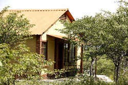 Imagen de los exteriores del Hotel Etosha Safari Camp. Foto 5