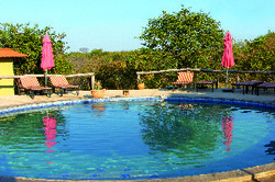 Imagen de la piscina del Hotel Etosha Safari Camp. Foto 7
