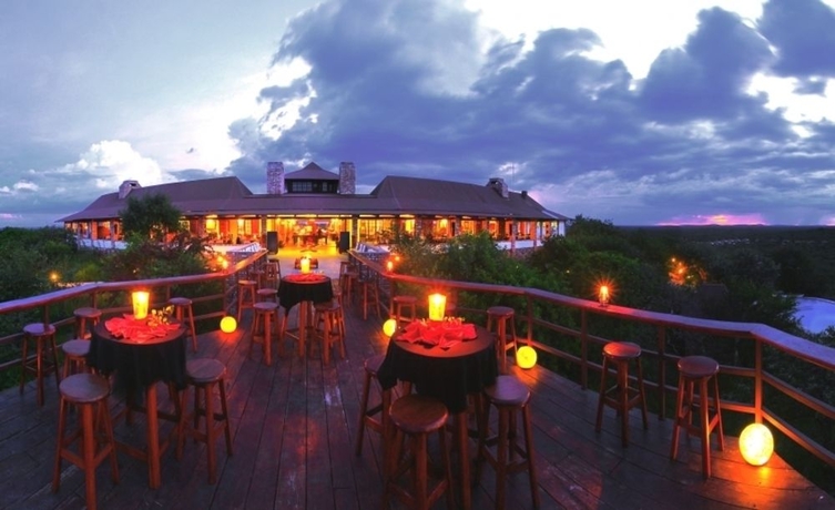 Imagen de los exteriores del Hotel Etosha Safari Lodge. Foto 8