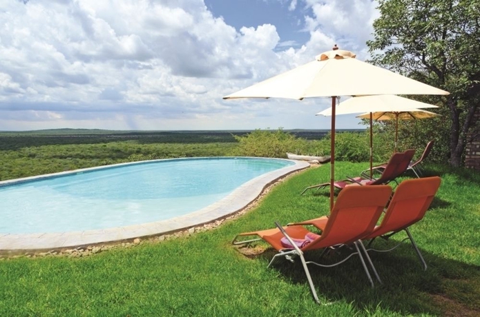 Imagen de la piscina del Hotel Etosha Safari Lodge. Foto 14