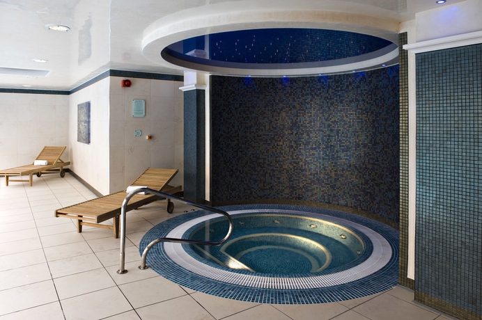Imagen de la piscina del Hotel Ettington Park. Foto 10