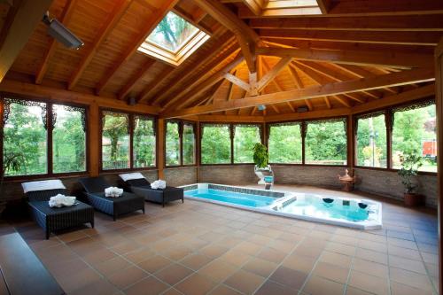 Imagen de la piscina del Hotel Etxegana and Spa. Foto 8