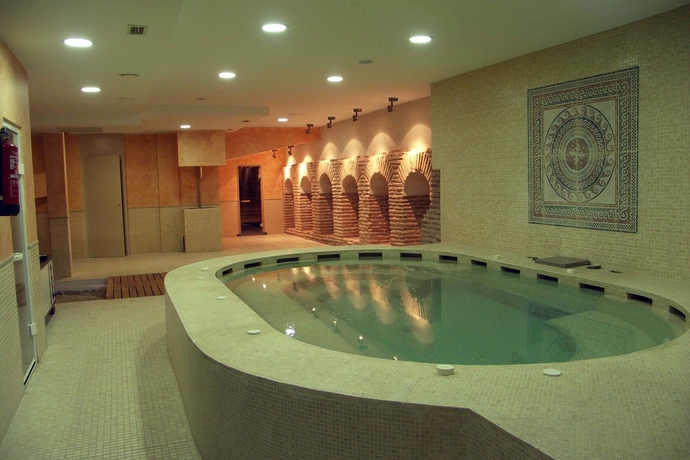 Imagen de la piscina del Hotel Eugenia De Montijo, Autograph Collection. Foto 14