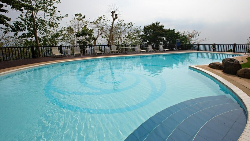Imagen de la piscina del Hotel Eugenio Lopez Center. Foto 16