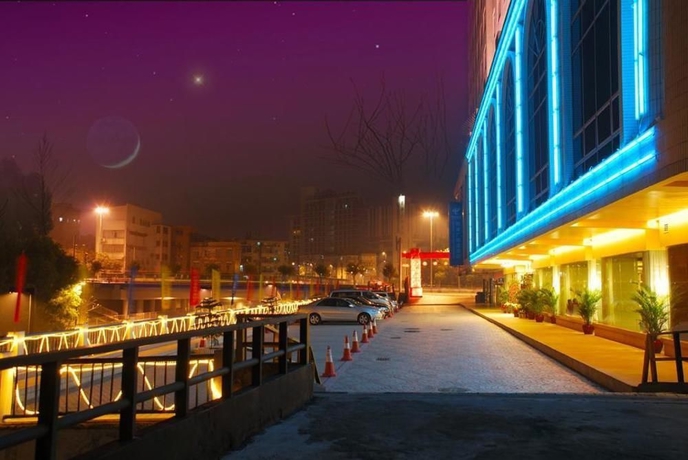 Imagen de los exteriores del Hotel Euro Asia Hotel, Guangzhou. Foto 8