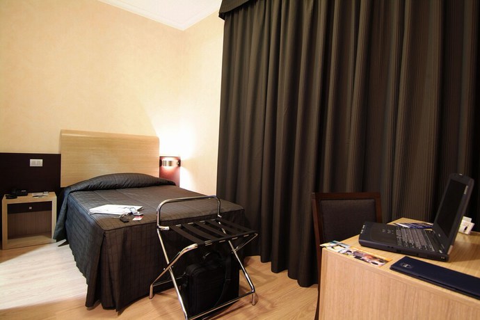 Imagen de la habitación del Hotel Euro House Suites. Foto 9