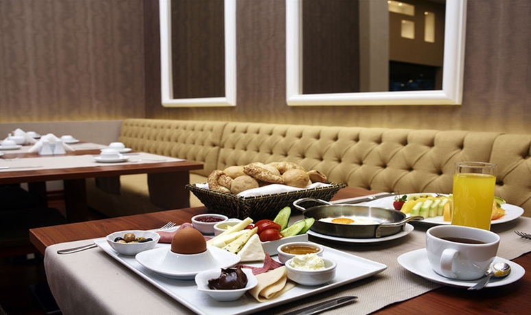 Imagen del bar/restaurante del Hotel Euro Park Otel. Foto 2