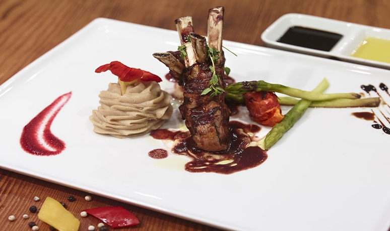 Imagen del bar/restaurante del Hotel Euro Park Otel. Foto 4