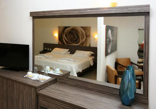 Imagen de la habitación del Hotel Eurohotel Katrin Suites. Foto 9