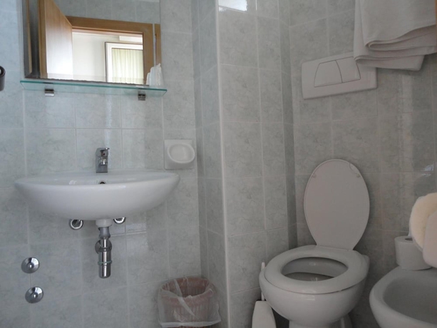 Imagen de la habitación del Hotel Euromar. Foto 16