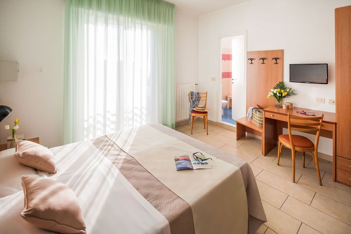 Imagen de la habitación del Hotel Europa, Calvisio. Foto 5