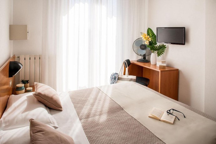 Imagen de la habitación del Hotel Europa, Calvisio. Foto 11