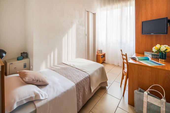 Imagen de la habitación del Hotel Europa, Calvisio. Foto 16