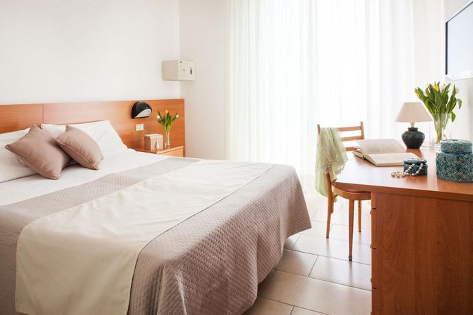 Imagen de la habitación del Hotel Europa, Calvisio. Foto 17