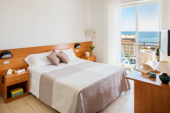 Imagen de la habitación del Hotel Europa, Calvisio. Foto 18