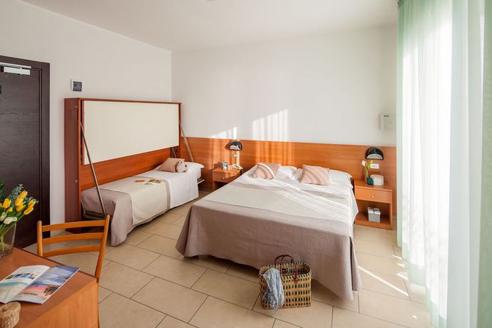 Imagen de la habitación del Hotel Europa, Calvisio. Foto 19