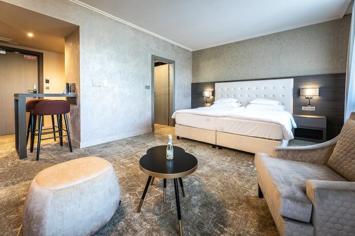 Imagen general del Hotel Europa Kom&aacute;rno. Foto 9
