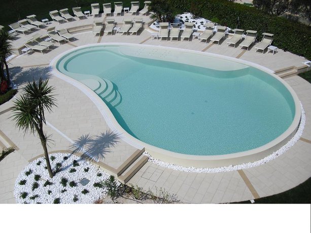 Imagen de la piscina del Hotel Europa, Lugana. Foto 14