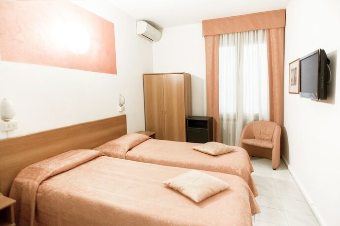 Imagen de la habitación del Hotel Europa, Modena. Foto 15